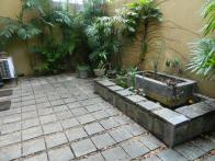 Situated on Horton Place, this great furnished property offers modern design and a central location.

With an Automatic Roll-top Garage, the hou...