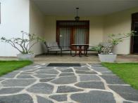 Located on a quiet Nawala side road, this beautiful property is offered fully furnished.

With a charming front garden, the house includes: 4 Be...